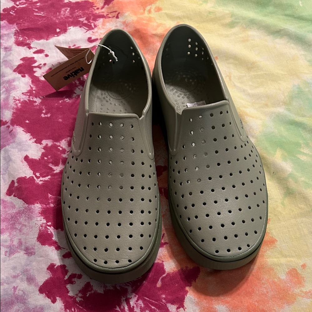 Native men’s shoes size 10 NWT